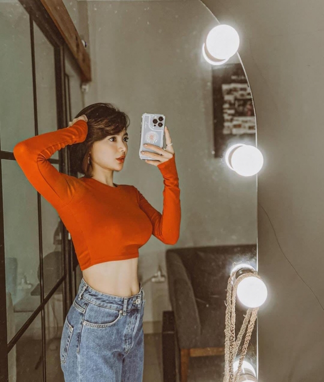 Sederet Mirror Selfie Wika Salim Pakai Crop Top Oranye, Pamer Body Goals Bak Gitar Spanyol