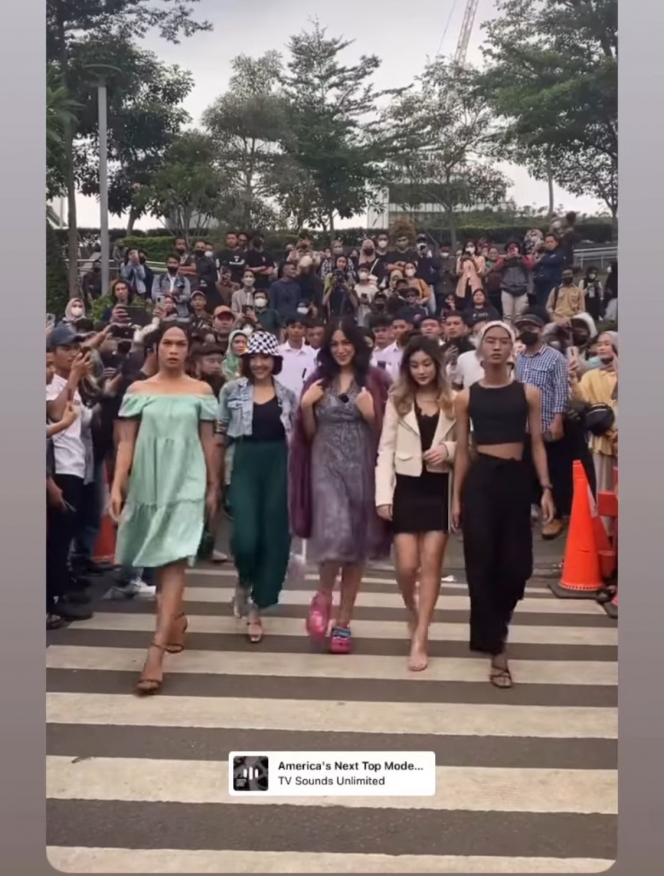 Gak Mau Ketinggalan, Ini 10 Potret Mama Hits Jessica Iskandar dan Gisella Anastasia Catwalk di Citayam Fashion Week