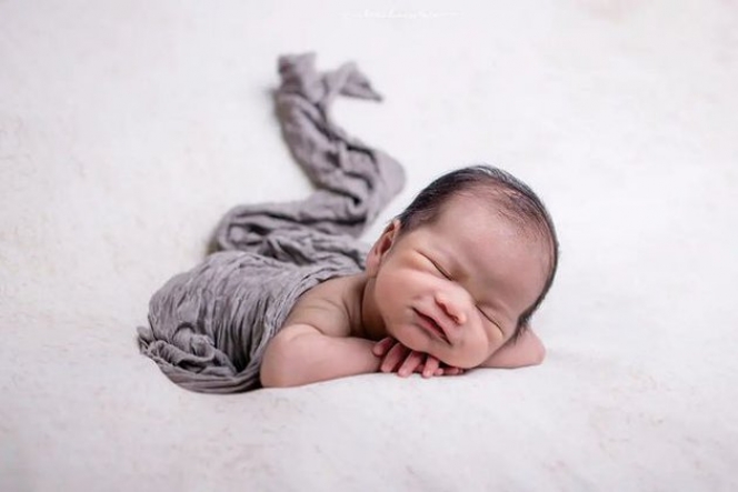 Potret Newborn Photoshoot Baby Rafa Anak Kedua Uut Permatasari, Posenya Lucu dan Gemesin Banget!