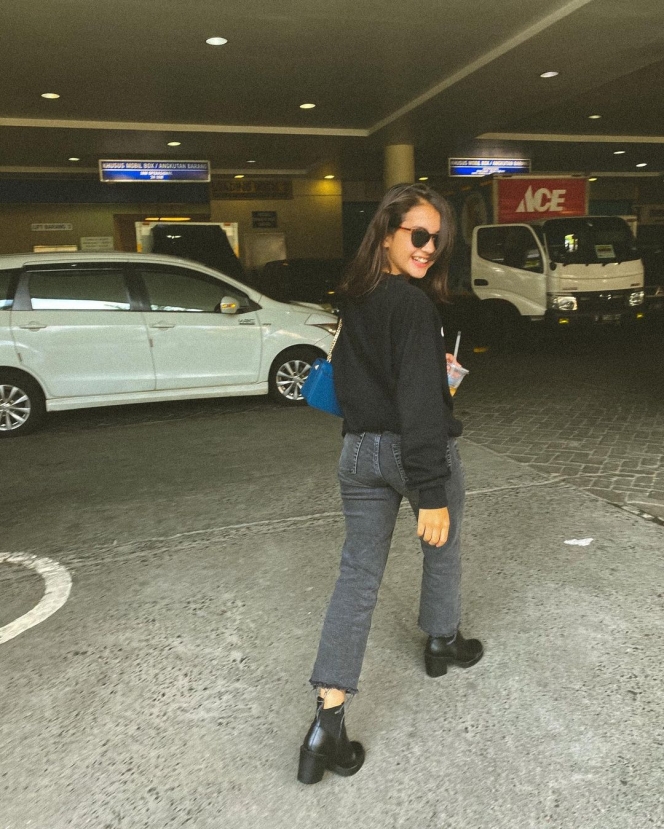 9 Mix And Match Outfit Sandrinna Michelle dengan Celana Jeans, Cocok Buat Jalan-Jalan Sampai Ngedate