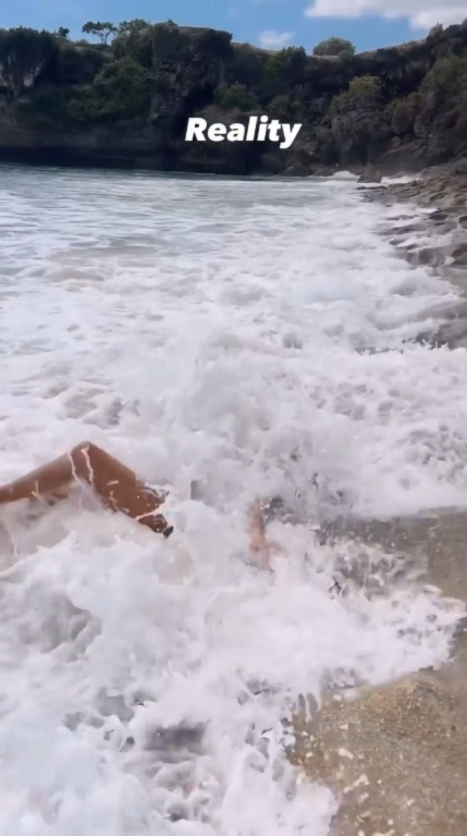 Niatnya Tampil Estetik Kenakan Swimsuit, Ini 10 Momen Jennifer Bachdim Tergulung Ombak saat Pemotretan di Pantai