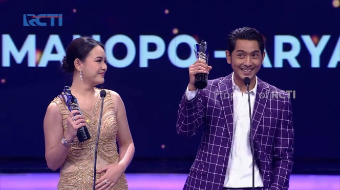 Disebut Punya Aura Berbeda, Ini Pesona Arya Saloka Saat di Indonesian Drama Series Awards 2022