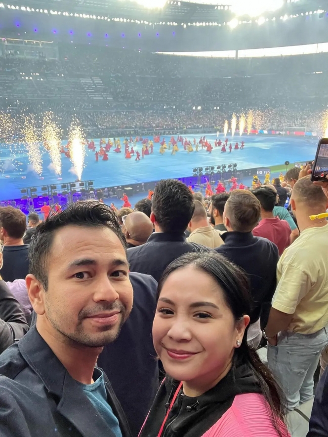 Suami Istri GiBol, Begini Momen 10 Pasangan Artis Indonesia Waktu ke Stadion Sepak Bola Bareng