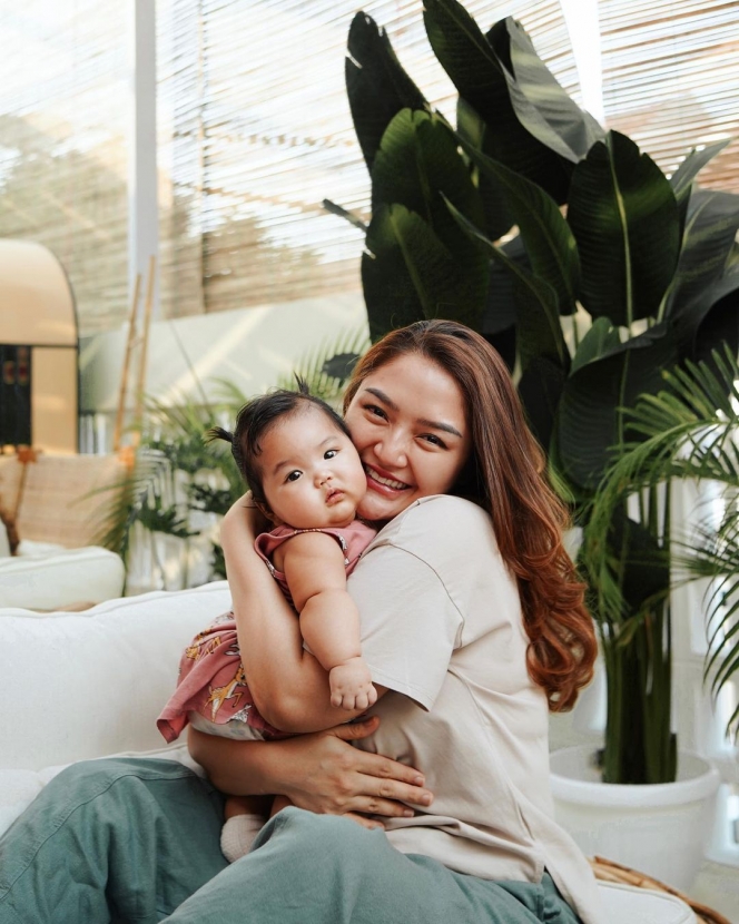 Genap 4 Bulan, Ini Potret Baby Xarena Putri Siti Badriah yang Kian Menggemaskan dengan Pipi Bulatnya