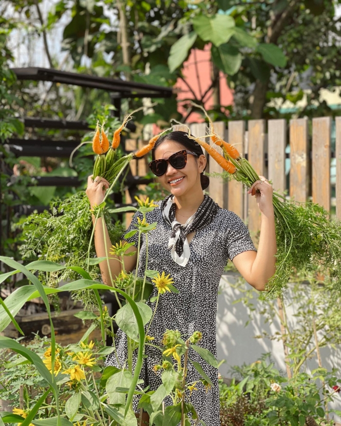 Punya Kebun Mini di Rumah, Ini 10 Potret Eriska Nakesya Istri Young Lex yang Tetap Fashionable saat Panen Sayur