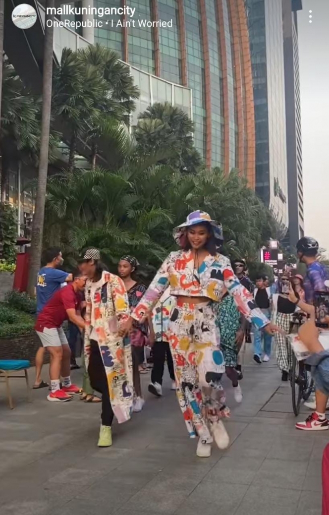 Gak Lagi di Citayam, Ini Potret Bonge Cs Catwalk di Fashion Show Resmi Bareng Model Profesional lho!