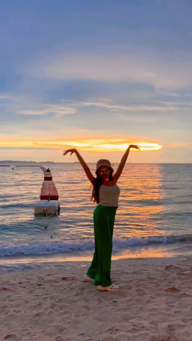 Baru Kelar Operasi Plastik, Ini 10 Potret Lucinta Luna Main ke Pantai Pakai Topeng dan Leher yang Masih Diperban