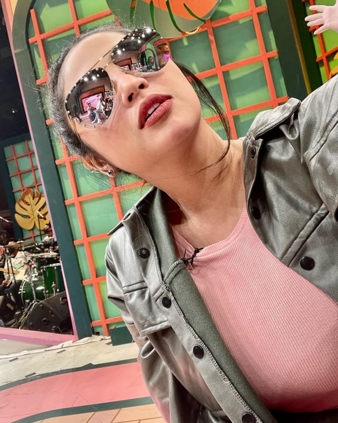 Pamer Gigi Putih Mengkilap, Ini 10 Potret Selfie Dewi Perssik yang Cantik Banget