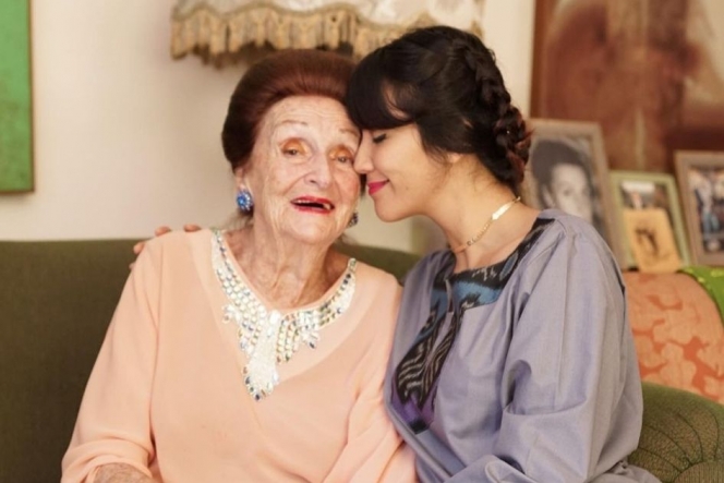 Seperti Ibu Kedua, Ini Momen Kebersamaan 12 Selebriti Tanah Air dengan Nenek Tercinta
