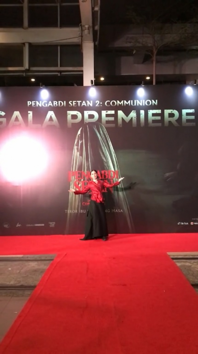 Tampil Horor Sekaligus Cantik, Ini 7 Potret Ayu Laksmi Pemeran Ibu di Gala Premier Pengabdi Setan 2: Communion