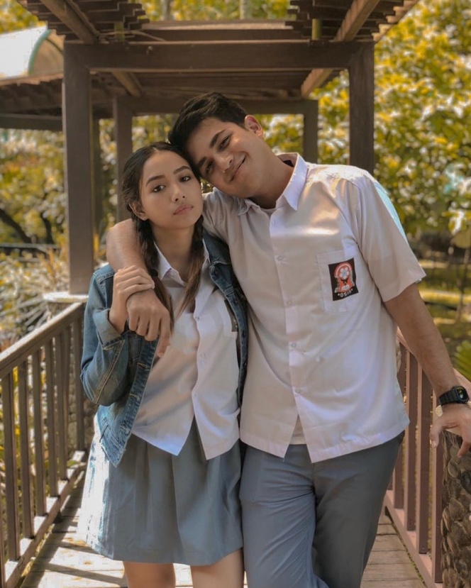10 Potret Pasangan Selebriti Kenakan Seragam SMA, Auranya Cocok Banget jadi Kakak Kelas Beken
