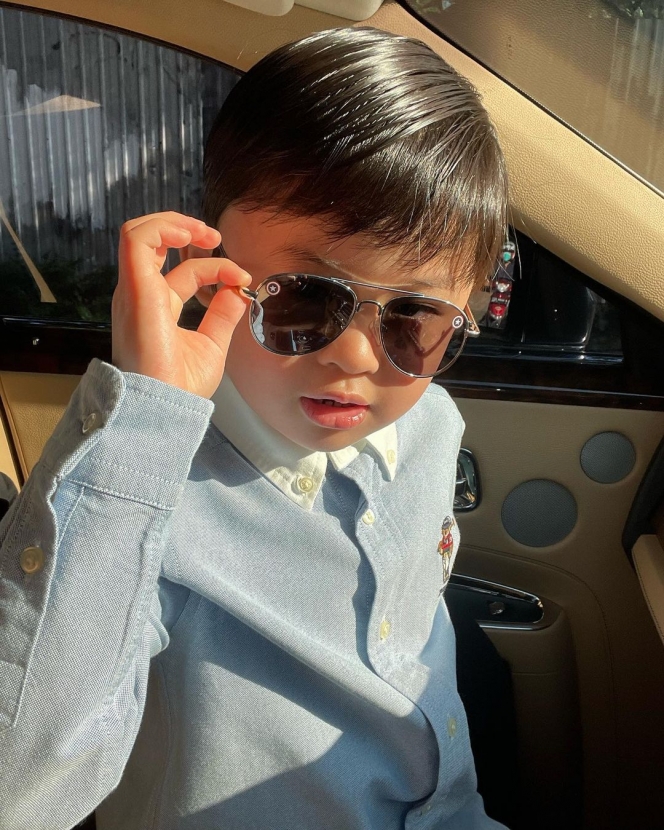 9 Potret Mikhael Moeis Anak Sandra Dewi Kenakan Kemeja dan Jas, Gagah Bak CEO Elite di Drama Korea