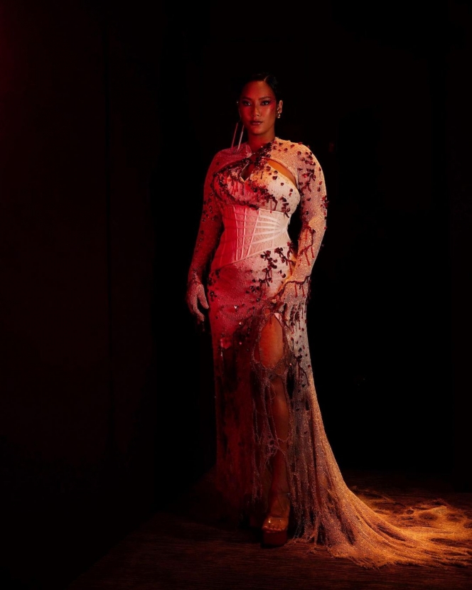 Potret Detail Make Up Tara Basro Saat Hadiri Gala Premier Pengabdi Setan 2, Cantik dengan Manik-Manik di Wajah