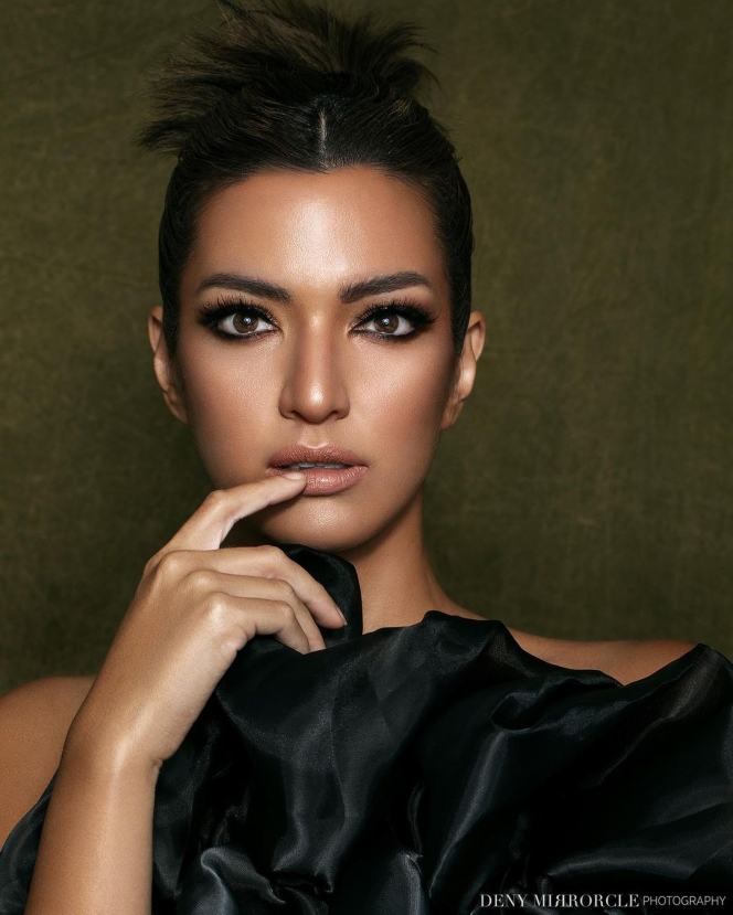 Bikin Salfok, 9 Gaya Pemotretan Terbaru Nia Ramadhani Ini Disebut Mirip Kendall Jenner!