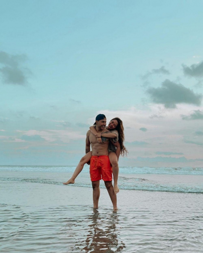 Couple Goals Kecintaan Netizen, Ini 11 Potret Romantis Selebriti Gendong Istrinya