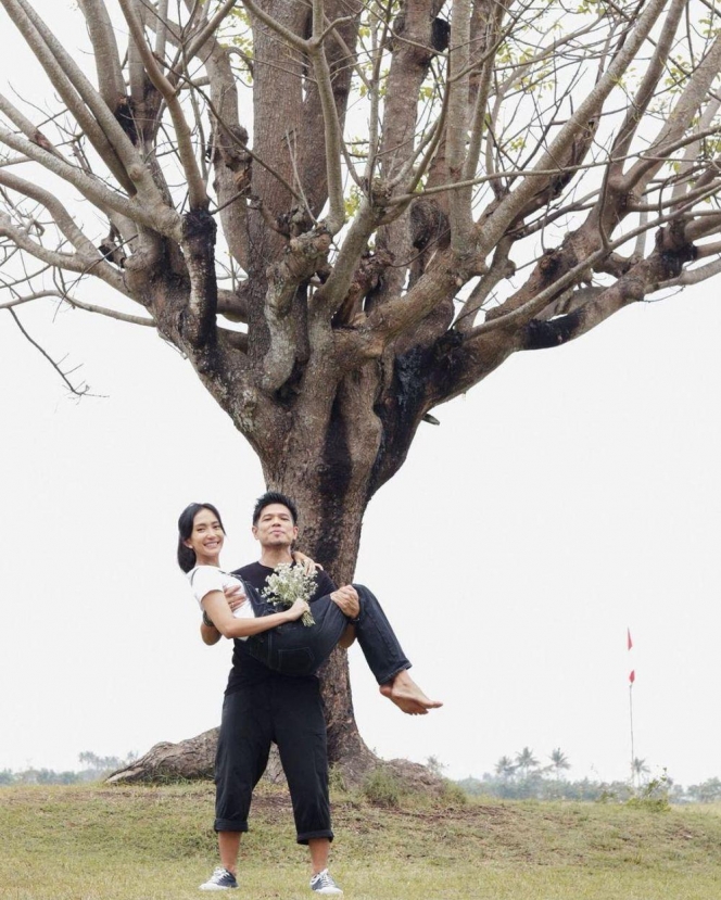 Couple Goals Kecintaan Netizen, Ini 11 Potret Romantis Selebriti Gendong Istrinya