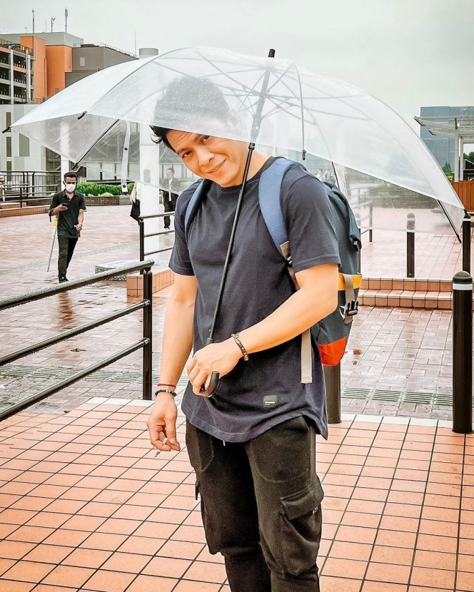 8 Potret Ariel Noah Liburan ke Jepang, Rela Hujan-hujanan Demi Foto Bareng Gundam Raksasa