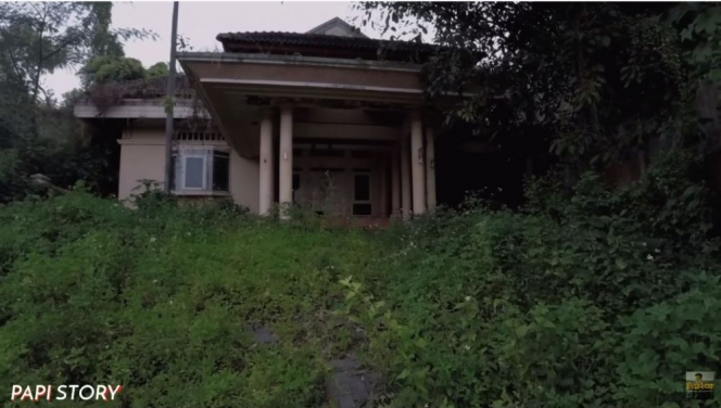 Sudah 10 Tahun Terbengkalai, Ini 11 Potret Rumah Mendiang Suzzanna yang Berlokasi di Semarang