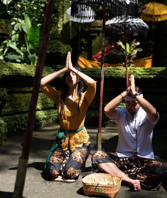 8 Potret Anya Geraldine Jalani Ritual Melukat Bareng Pacar di Bali, Isu Pindah Agama Jadi Sorotan