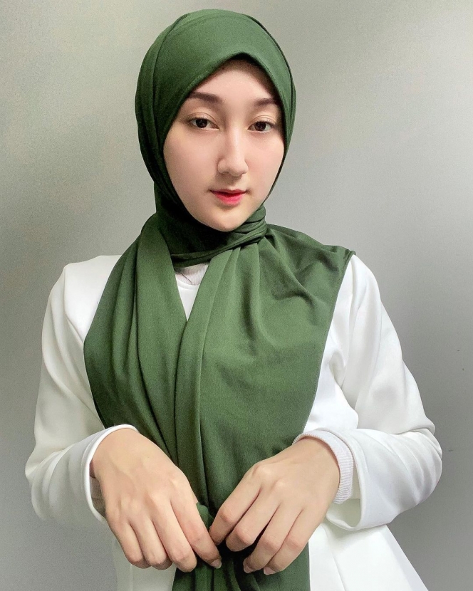 Biasa Tampil Terbuka dengan Pakaian Ketat, Ini Potret Sandrina Mazayya IMB yang Tampak Kalem saat Berhijab