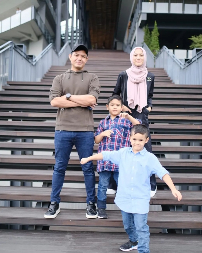 10 Potret Hangat Keluarga Dude Harlino dan Alyss Soebandono, Selalu Terlihat Adem dan Jauh dari Kabar Miring