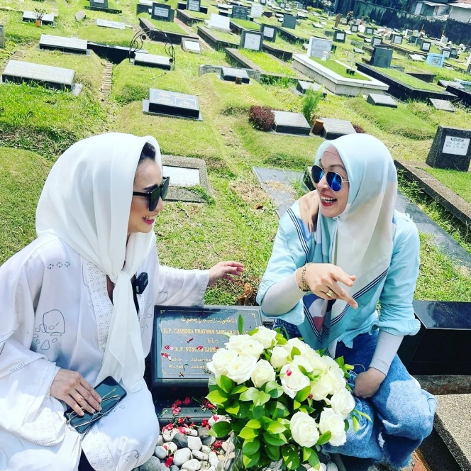 Potret Akrab Angelina Sondakh dan Reza Artamevia saat Ziarah ke Makam Adjie Massaid