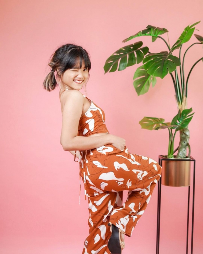9 Potret Fuji Jadi Model Brand Baju Vanessa Angel, Pamer Punggung Mulus yang Hanya Dilindungi Tali