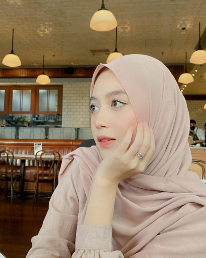 Jadi Gaya Favorit, Ini Deretan Potret Cantik dan Kece Nabilah Ayu Eks JKT48 saat Berpangku Tangan