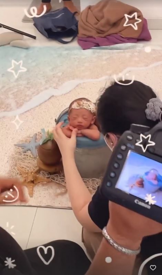 10 Potret Baby Moana Anak Ria Ricis di Balik Layar Newborn Photoshoot, Gemes Banget!