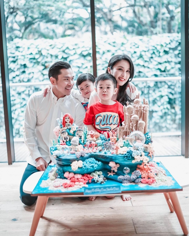 10 Potret Perayaan Ulang Tahun Sandra Dewi yang Sederhana, Kuenya Bertema Disney Ariel yang Super Gemoy