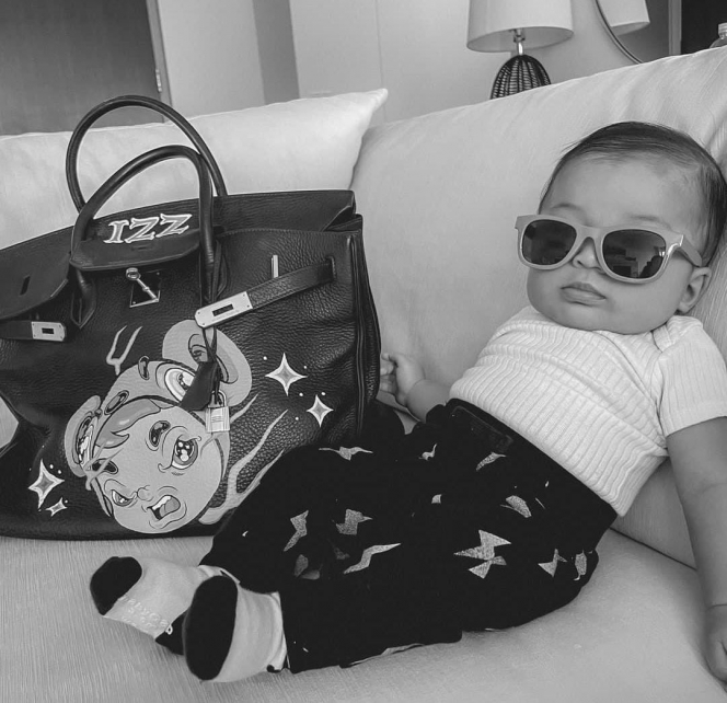 Potret Terbaru Baby Izz Anak Nikita Willy yang Makin Tembem, Udah Bisa Diajak Baca Buku dan Jalan-Jalan ke Luar Negeri