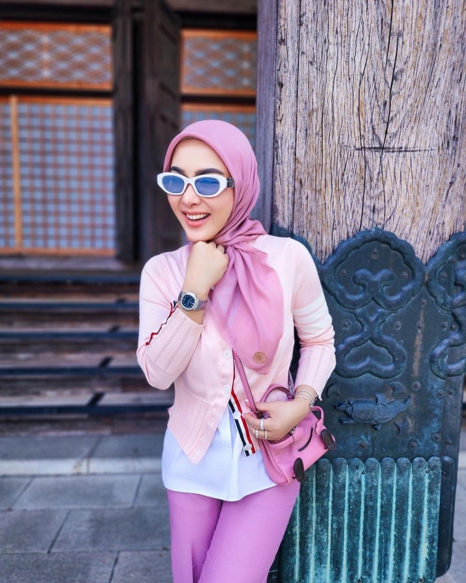 10 Potret Syahrini Kenakan Outfit Serba Pink, Tampil Stylish dan Imut Jadi Satu!