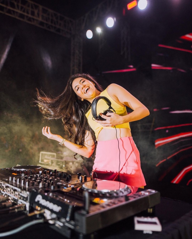 Selalu Heboh saat Tampil di Club, Ini 10 Potret Putri Una yang Enerjik Banget Ketika nge-DJ