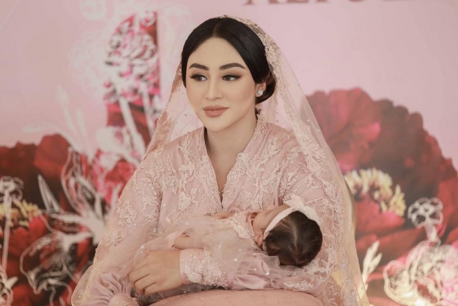 10 Potret Margin Wieheerm Momong Baby Guzel, Ibu dan Anak yang Sama-Sama Cantik Jelita