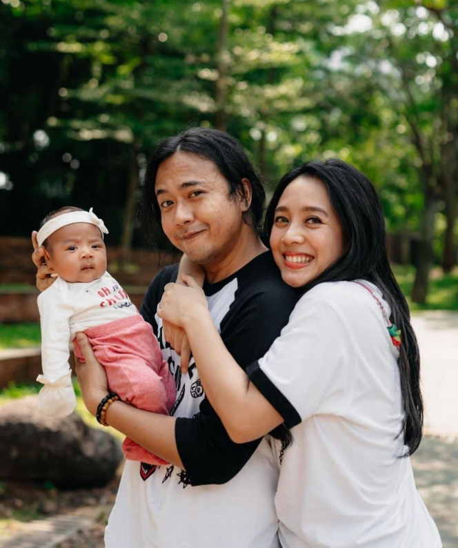 13 Tahun Nikah Baru Dikaruniai Anak, Ini Potret Keluarga Kecil Dea Ananda yang Makin Bahagia Karena Baby Sanne