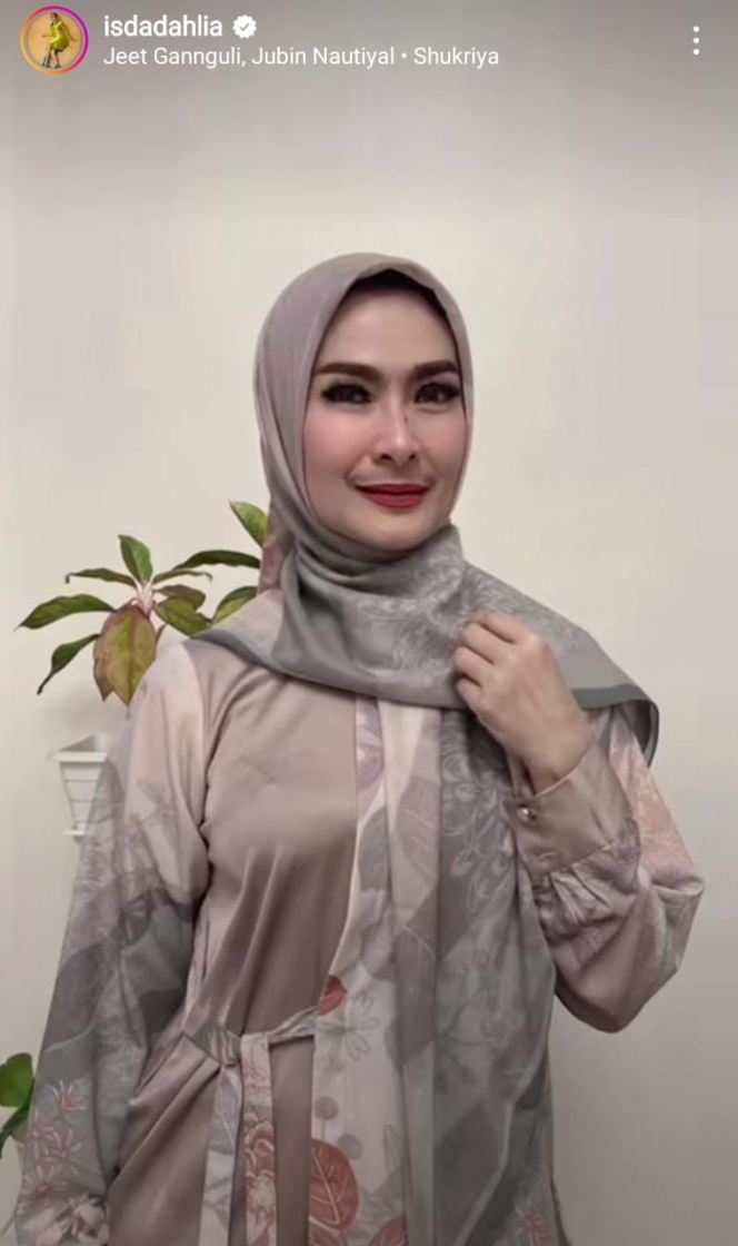 Potret Iis Dahlia Tampil Cantik dengan Berhijab, Kumis Tipisnya Curi Perhatian Netizen