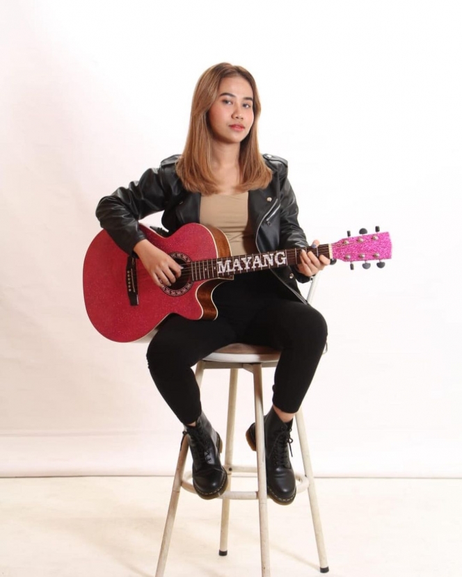 Jago Main Gitar Listrik, Ini 10 Potret Terbaru Mayang Lucyana yang Dibilang Makin Cantik