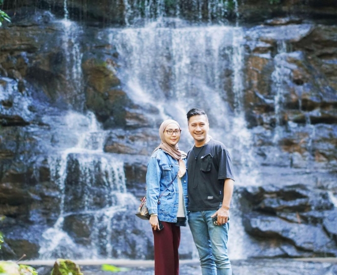 10 Potret Mesra Arie Untung dan Fenita Arie, Pasangan yang Selalu Support Satu Sama Lain dan Saling Setia