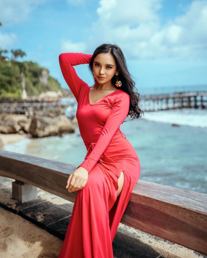 8 Potret Lyodra Ginting dengan Gaun Merah Merona di Pinggir Pantai, Pesonanya Bikin kalang Kabut!