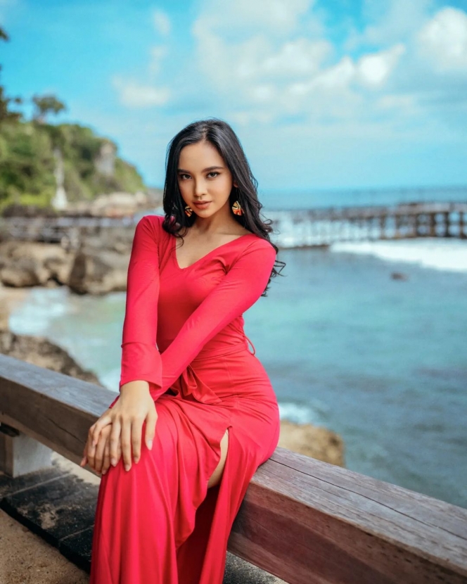 8 Potret Lyodra Ginting dengan Gaun Merah Merona di Pinggir Pantai, Pesonanya Bikin kalang Kabut!