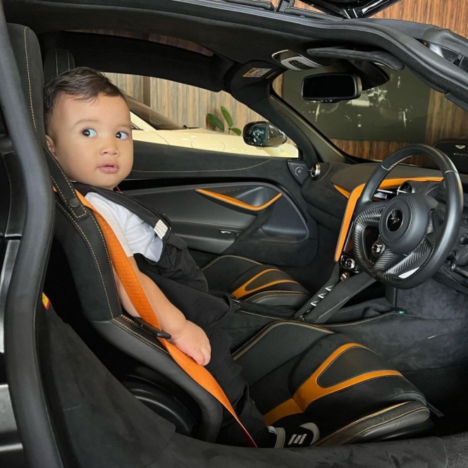 10 Potret Baby Ukkasya Naik Mobil dan Motor Mewah, Kecil-Kecil Gayanya Udah Kayak Sultan