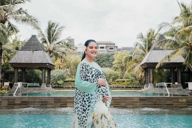 10 Potret Maternity Shoot Terbaru Kahiyang Ayu di Bali, Fresh Gunakan baju Senada dengan Warna Langit