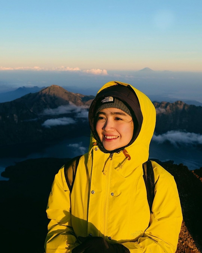 Makin Hobi Naik Gunung, Ini 10 Potret Seru Febby Rastanty Hiking di Kawah Segara Anak