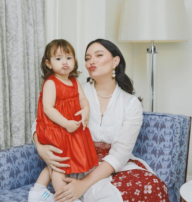 10 Potret Asmirandah Momong Baby Chloe, Ibu dan Anak yang Sama-Sama Cantik Berdarah Blasteran