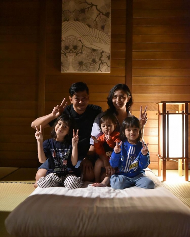 8 Potret Keluarga Surya Insomnia, Full Senyum dan Penuh Kebahagiaan
