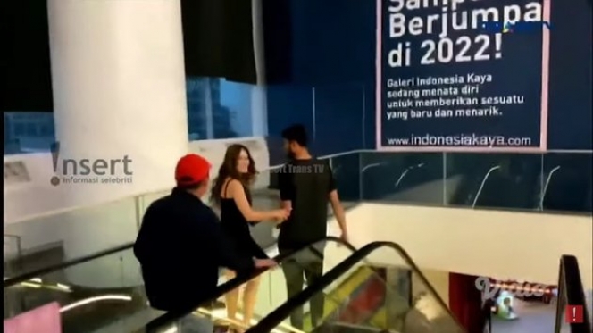 Rangkulan Penuh Sayang, Ini Dretan Potret Wulan Guritno Keciduk Mesra Bareng Sabda Ahessa di Mall