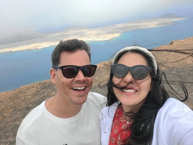 10 Potret Mesra Gracia Indri dan Suami saat Liburan ke Lanzarote, Nikmati Pemandangan Alam Super Indah