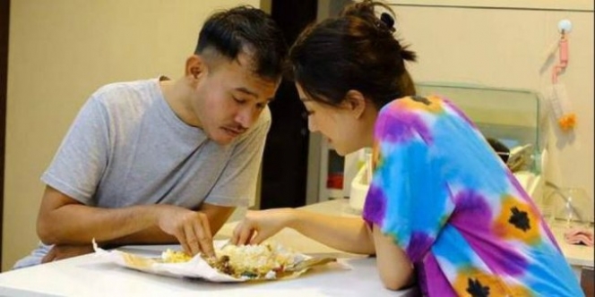 Gak Gengsi, Sejumlah Selebriti Ini Doyan Makan Pakai Tangan Walau Udah Jadi Artis Terkenal
