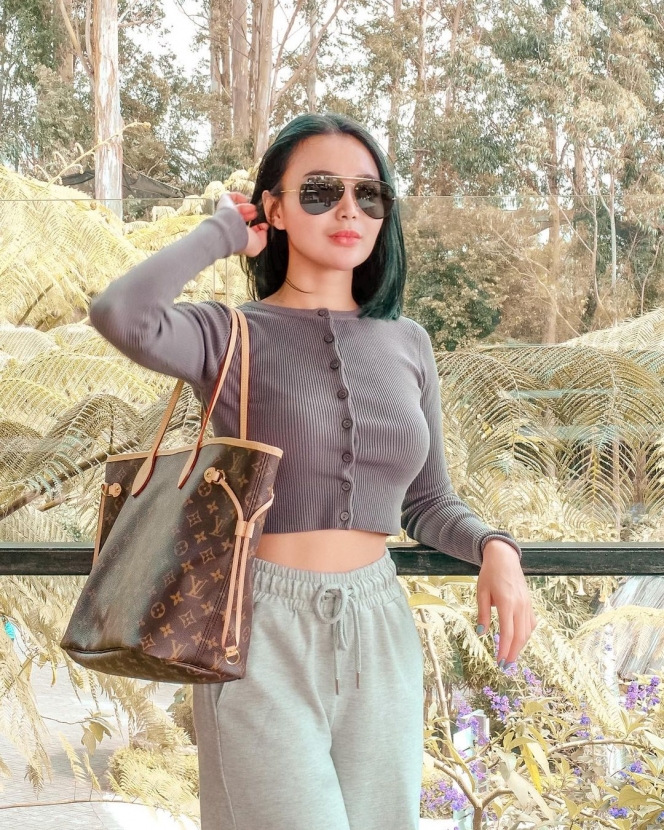Potret Wika Salim Pakai Outfit Crop Top, Pinggangnya Tampak Kecil dan Ramping Banget
