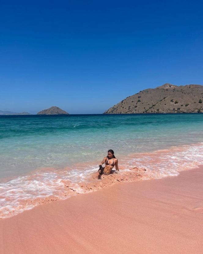 9 Momen Valerie Thomas Berjemur di Pink Beach, Tampil Menawan dengan Warna Kulit Tan